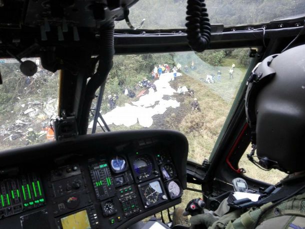 Helicóptero chega para resgatar corpos