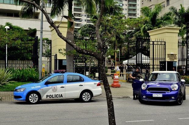 om escolta, Rayanne Morais deixa prédio onde morava com Douglas (Crédito: Ego)