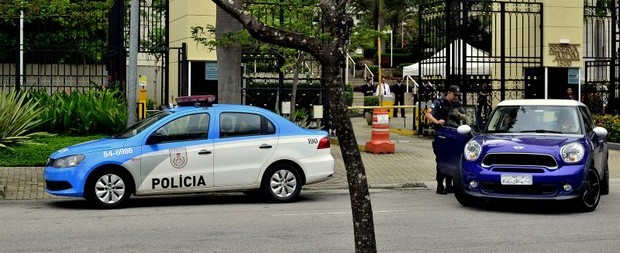 Sob escolta, Rayanne deixa prédio onde morava com Douglas Sampaio