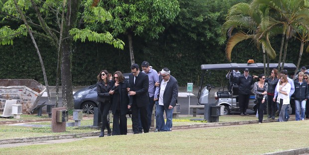 Luciano Szafir e sua mãe Beth acompanharam o sepultamento (Crédito: Agnews)