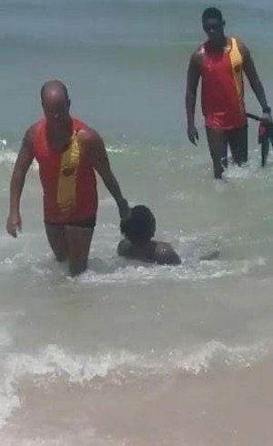 Homem acusado de roubo é puxado pelo cabelo por salva-vidas no Rio
