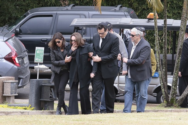 Luciano Szafir e sua mãe Beth acompanharam o sepultamento (Crédito: Agnews)