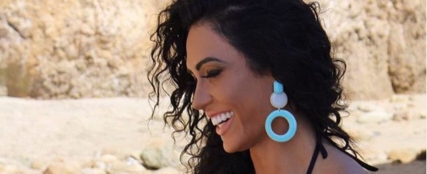 Gracyanne Barbosa posa de biquíni e exibe corpo supersarado