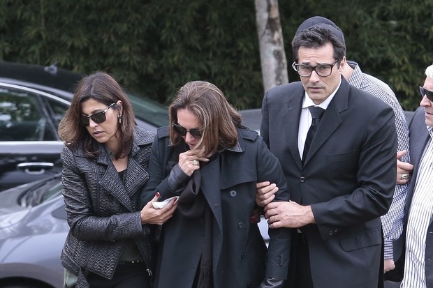Luciano Szafir e sua mãe Beth acompanharam o sepultamento (Crédito: Agnews)