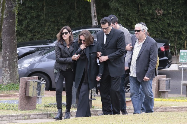 Luciano Szafir e sua mãe Beth acompanharam o sepultamento (Crédito: Agnews)