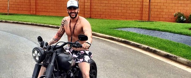 Gusttavo Lima posa sem camisa em moto de R$ 70 mil