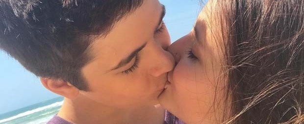 Larissa Manoela se declara ao namorado ao postar foto de beijo