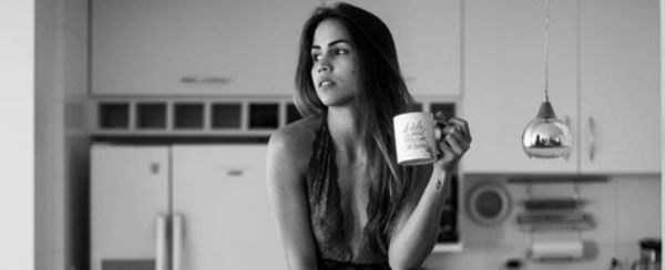 Pérola Faria posa de lingerie e disfarça: "Zero sexy"; veja fotos