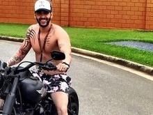 Gusttavo Lima posa sem camisa em moto de R$ 70 mil