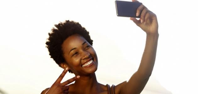 Tirar selfies deixa as pessoas mais felizes