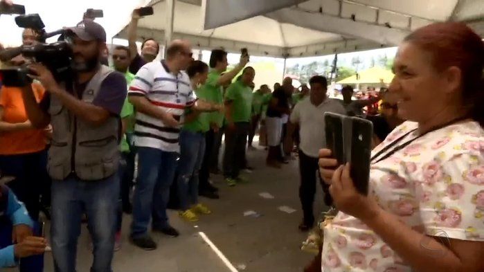 ESSA SENHORA SEGURANDO O CELULAR GRAVANDO SERIA EU LA #ShowDosAtrasados