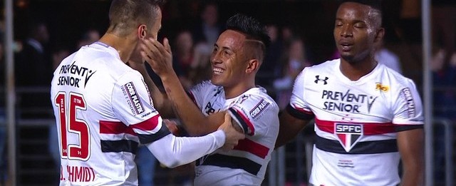 Com show de Cueva, São Paulo goleia o Corinthians