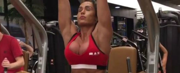 Gracyanne Barbosa exibe abdômen hiper-sarado em dia de treino