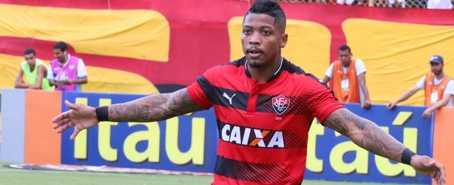 Com show de Marinho, Vitória bate Atlético-PR e sai da degola