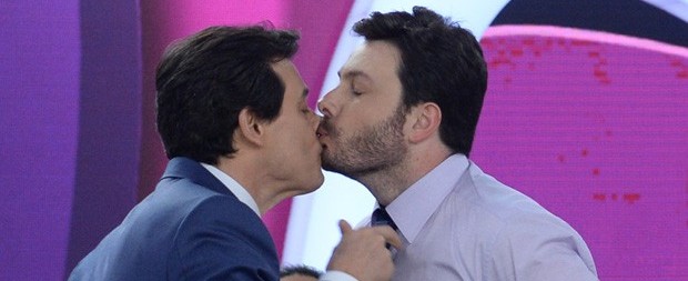 Danilo Gentili e Celso Portiolli dão selinho durante programa