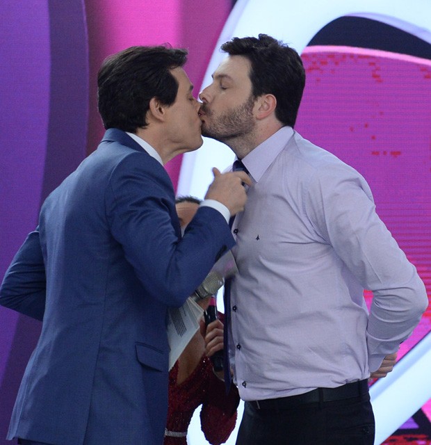 Danilo Gentili e Celso Portiolli dão selinho durante programa (Crédito: Reprodução)