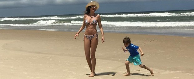 Luciana Gimenez posta foto de biquíni durante férias na Bahia