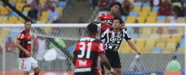 Suspensos pelo 3º cartão amarelo, Réver e Rafael desfalcam o Fla