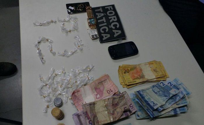 Droga e dinheiro encontrados com as "irmãs do tráfico" (Crédito: Divulgação)
