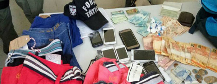 Objetos encontrados com o grupo acusado de roubar uma loja de roupas (Crédito: Divulgação)