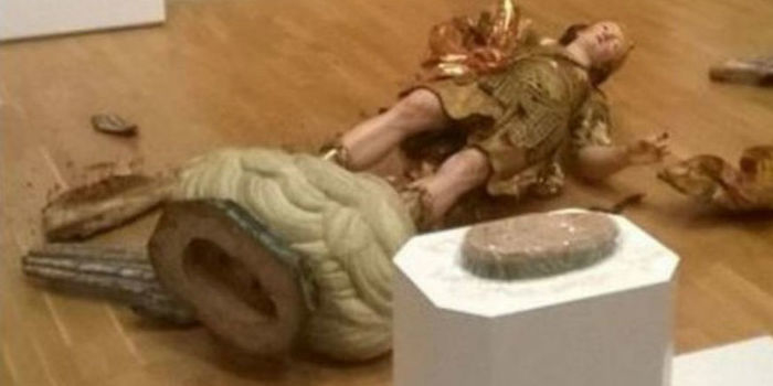 Ao tirar foto, brasileiro derruba estátua do século 18 em museu