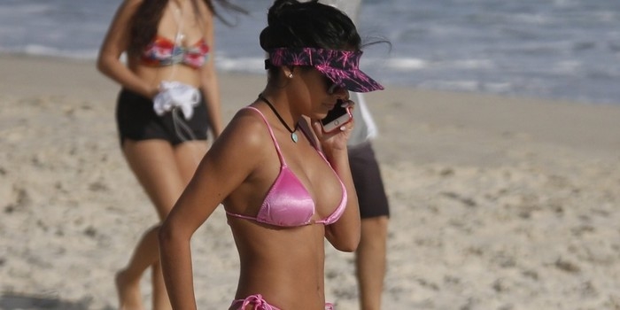 Ex-BBB Munik exibe corpão em dia de praia ao lado de cachorrinho