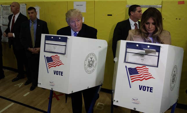 Candidato republicano Donald Trump chega para votar acompanhado da sua esposa