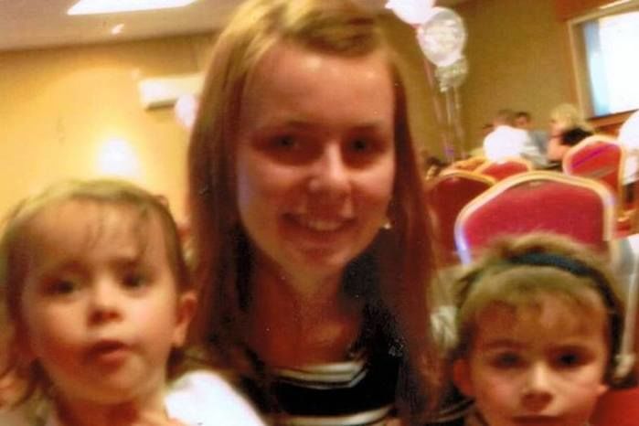 Avó encontra netos sozinhos e descobre que a filha está morta