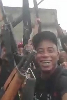 Vídeo mostra bandidos armados com fuzil comemorando invasão a morro (Crédito: Reprodução)