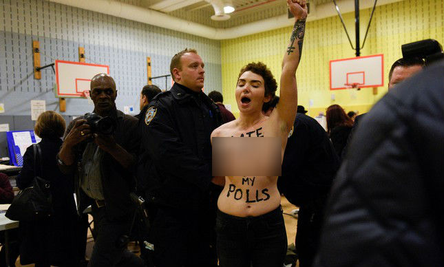 Em protesto, mulheres fazem topless
