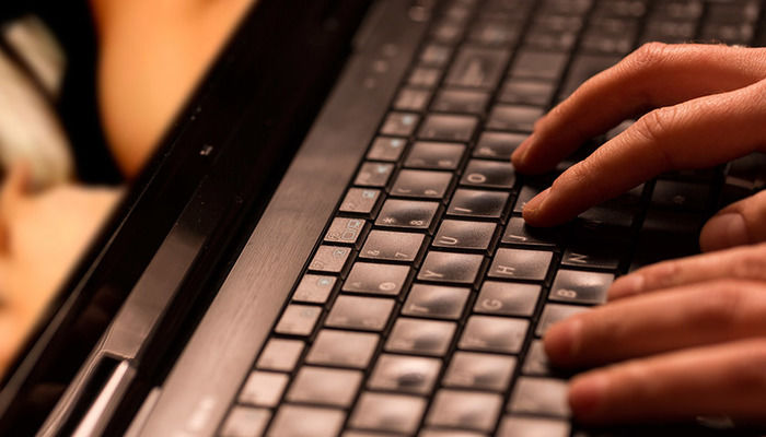 Menino de 14 anos estupra irmã após ver pornografia sobre incesto