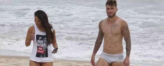 Carol Nakamura exibe corpão em dia de praia com o namorado