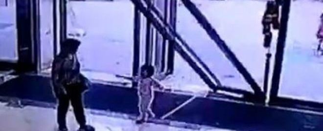 Menina de três anos é atingida após porta de vidro cair; vídeo