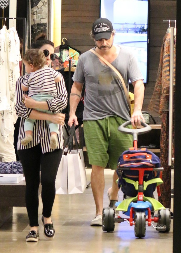 Filho de Nero usa look combinando com a mãe e chama atenção (Crédito: Reprodução)