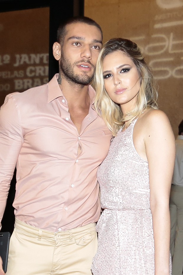 Alinne Rosa paga R$22 mil por beijo de Lucas Lucco: "Beija bem"