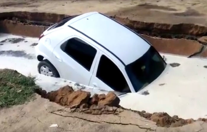 Carro foi engolido pela cratera
