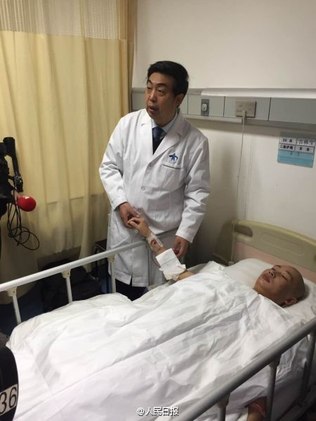 Chinês teve orelha implantada no braço