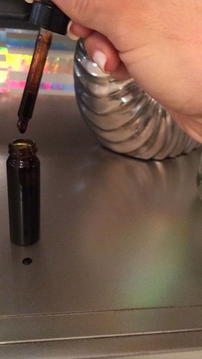 Mayra Cardi mostra maconha para uso medicinal