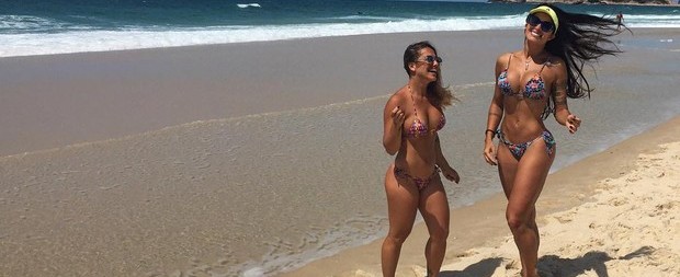 Aline Riscado reforça bronzeado em dia de praia carioca com amigas