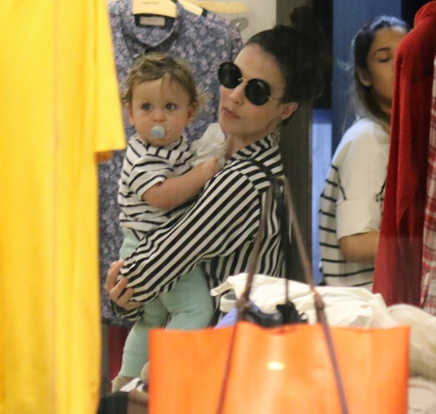 Filho de Nero usa look combinando com a mãe e chama atenção (Crédito: Reprodução)