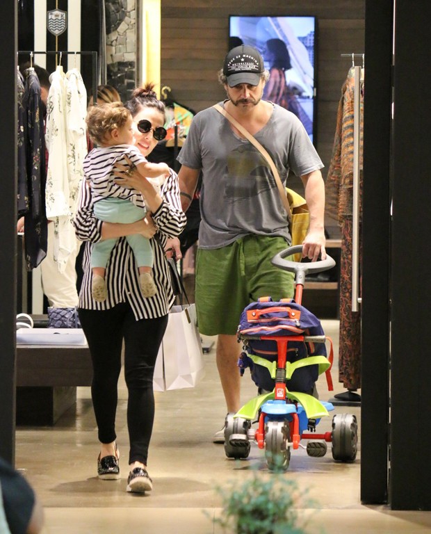 Filho de Nero usa look combinando com a mãe e chama atenção (Crédito: Reprodução)