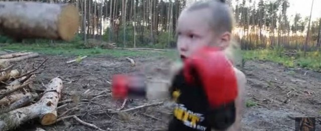 Menina de 9 anos consegue dar mais de 100 socos em um minuto