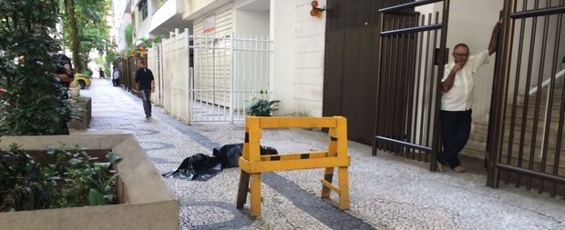 Mulher cai de um prédio e pedestre é atingido ficando ferido