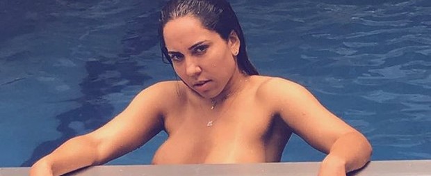Mulher Melão causa frisson ao fazer topless em motel