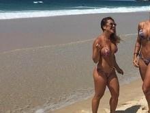 Aline Riscado reforça bronzeado em dia de praia carioca com amigas