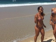 Aline Riscado reforça bronzeado em dia de praia carioca com amigas