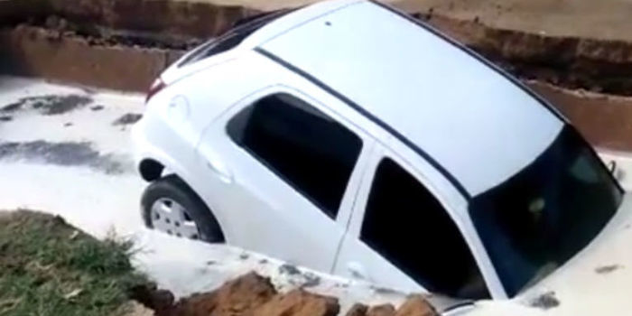 Carro é "engolido" por cratera em estacionamento de um Hospital