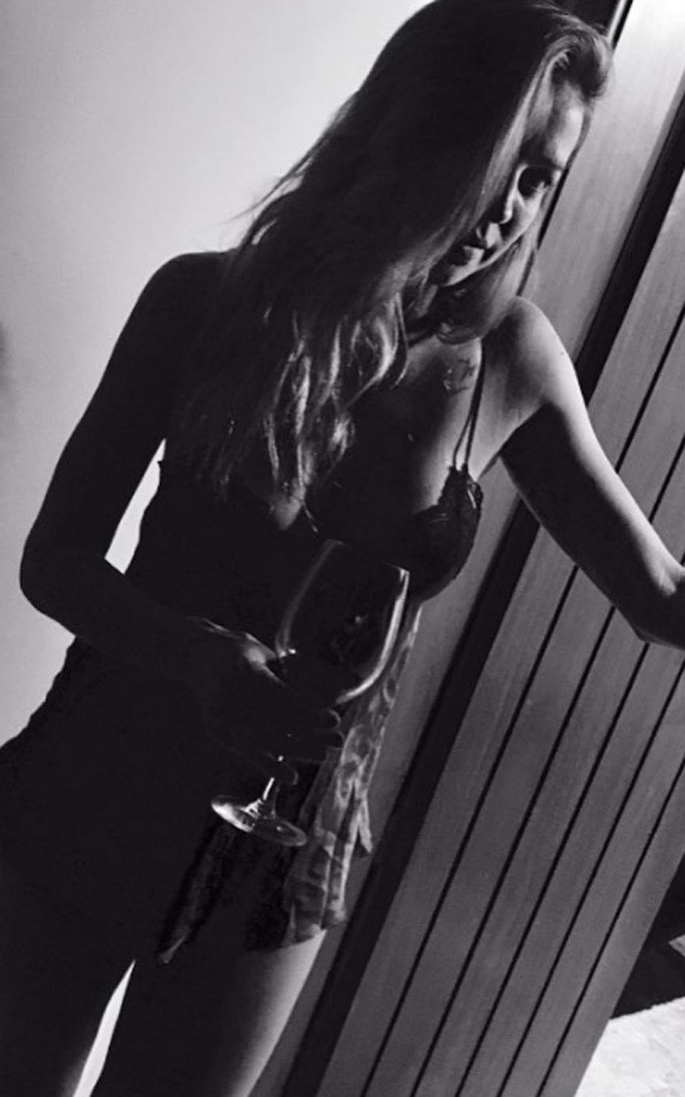 De lingerie, Luana Piovani surpreende marido e posta foto da web
