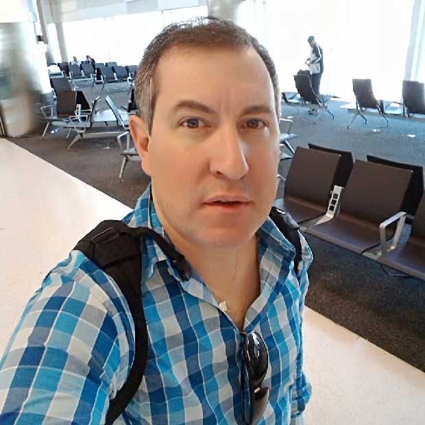 Jornalista sobrevivente abre os olhos e tenta se comunicar