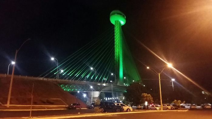 Estaiada tem iluminação especial em homenagem à Chapecoense (Crédito: Divulgação)